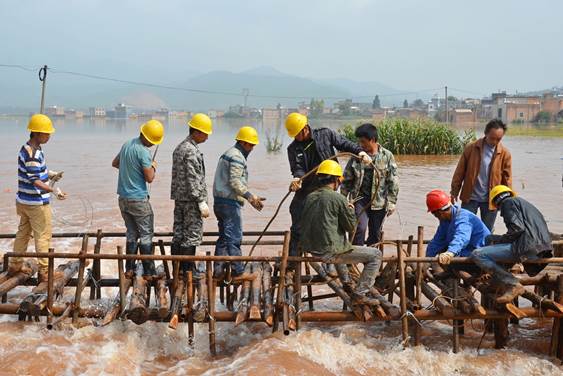 强暴雨导致云南省陆良县板桥镇大坝冲水库决堤,当地纪检监察干部与党员群众一起搭建拦截坝,将人民群众生命财产损失降到最低。(云南陆良纪委 王勇 15887976780)