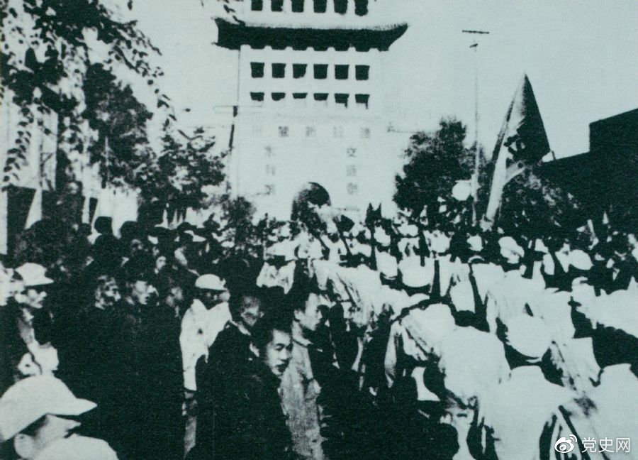 1949年8月,兰州解放。图为第一野战军开进兰州市区。