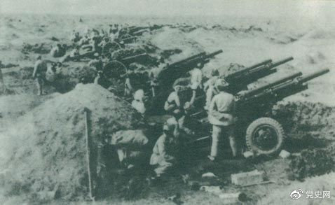 辽沈战役于1948年9月12日打响,东北野战军首先攻克锦州,至11月2日战役全部结束,歼灭卫立煌集团47万余人,取得震惊中外的巨大胜利。这是围攻锦州的东北野战军炮群。