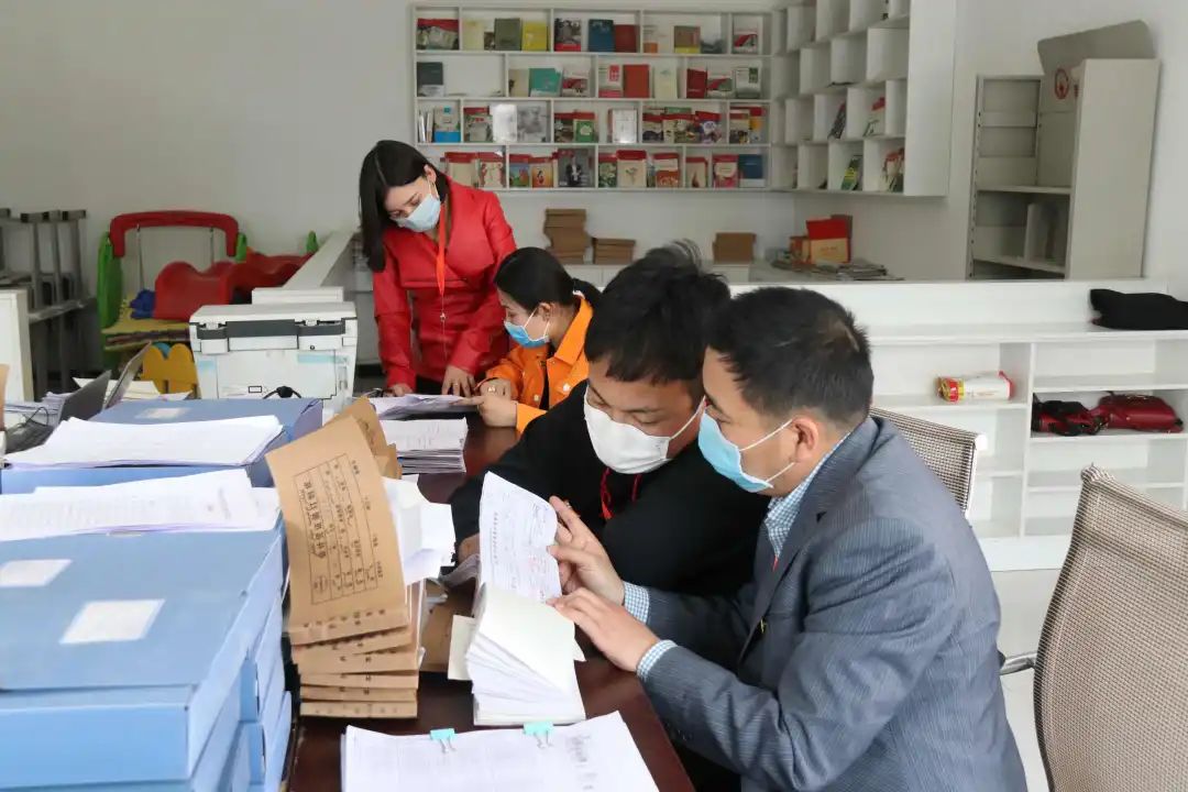 沙雅县委巡察组通过查阅资料、账目台帐,深挖问题线索(沙雅县纪委监委 刘少丹 摄)_副本.jpg