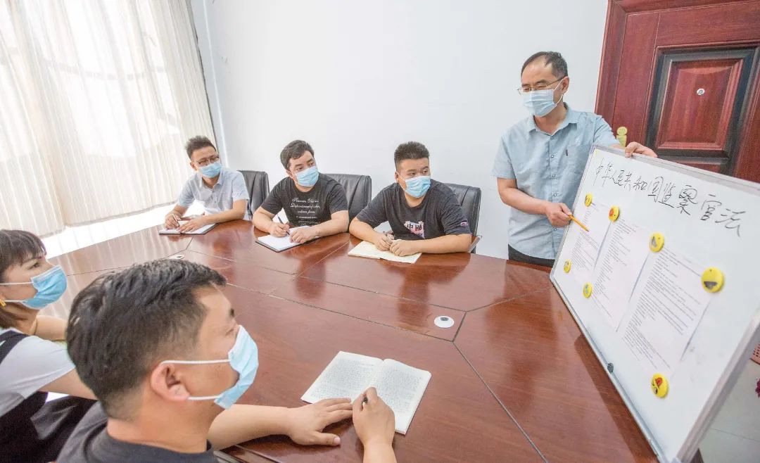 【李娜娜】库车市纪委监委以科室为小组第一时间组织学习《监察官法》,明确权力边界、严格内控机制,确保正确行使监察权,用实际行动推动反腐败工作规范化、法治化。(库车市纪委监委 袁欢欢摄)_副本.jpg