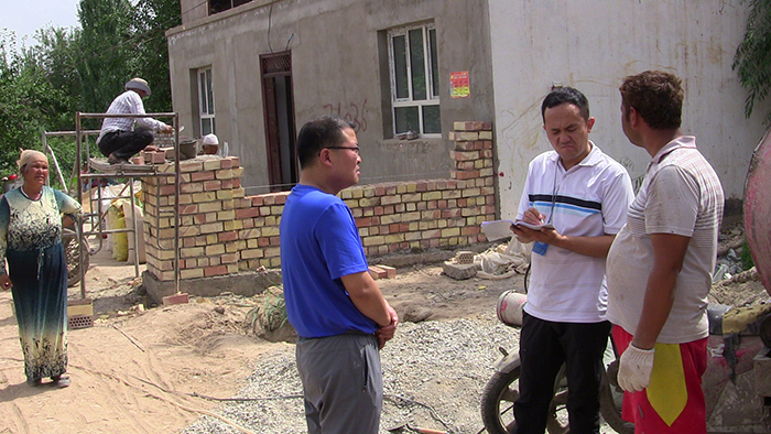 检查巴楚县多来提巴格乡7村肉孜·艾外力安居富民房建设情况.jpg