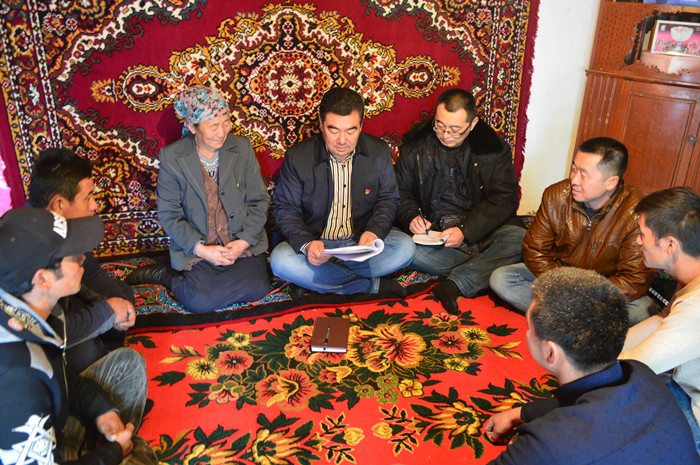 1伊犁叶尔波拉提在村民家中进行宣讲_副本.jpg